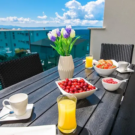 Lorena Luxury מאקרסקה