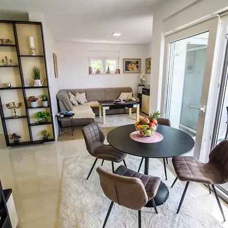 Lorena Luxury * מאקרסקה