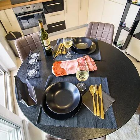 Lorena Luxury דירה *